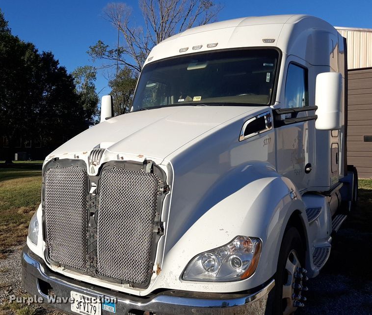 image for item DO3139 2015 Kenworth T680  semi truck