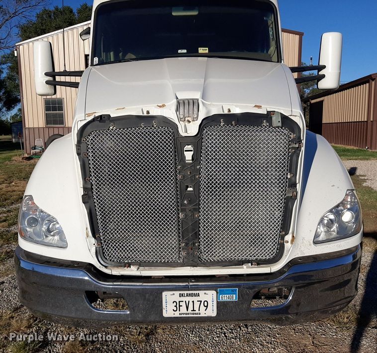 image for item DO3139 2015 Kenworth T680  semi truck
