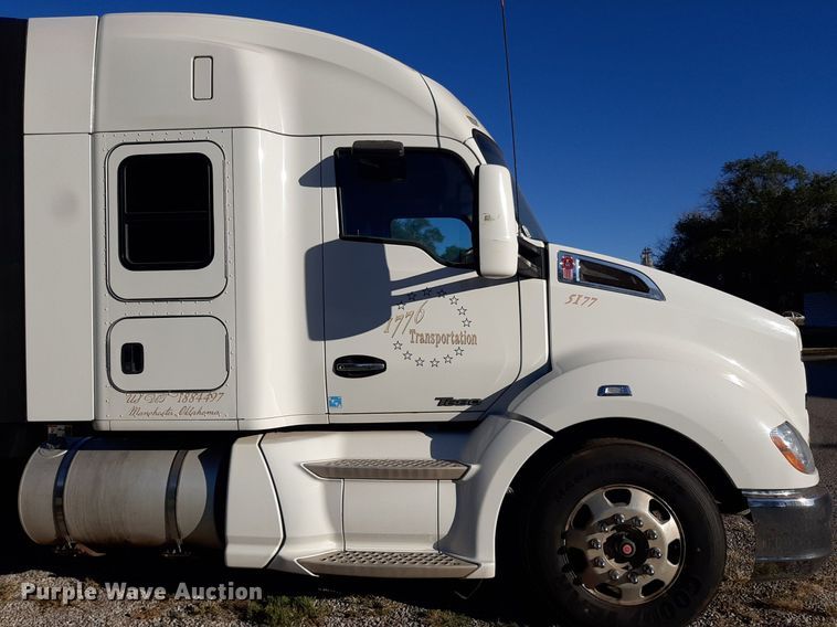 image for item DO3139 2015 Kenworth T680  semi truck