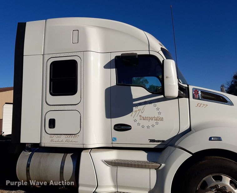 image for item DO3139 2015 Kenworth T680  semi truck