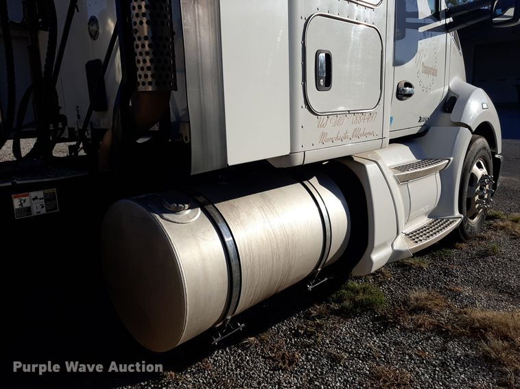 image for item DO3139 2015 Kenworth T680  semi truck