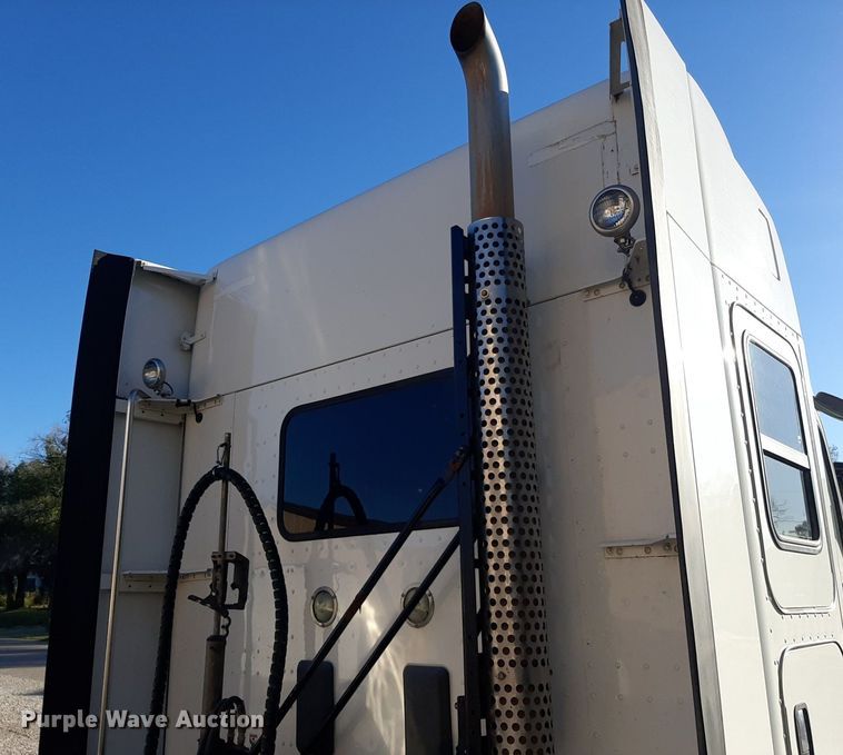 image for item DO3139 2015 Kenworth T680  semi truck