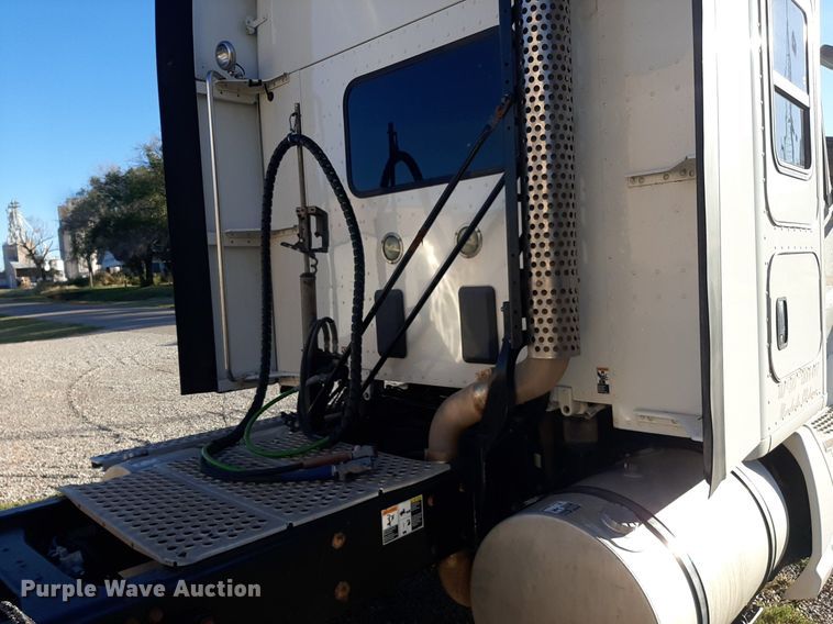 image for item DO3139 2015 Kenworth T680  semi truck