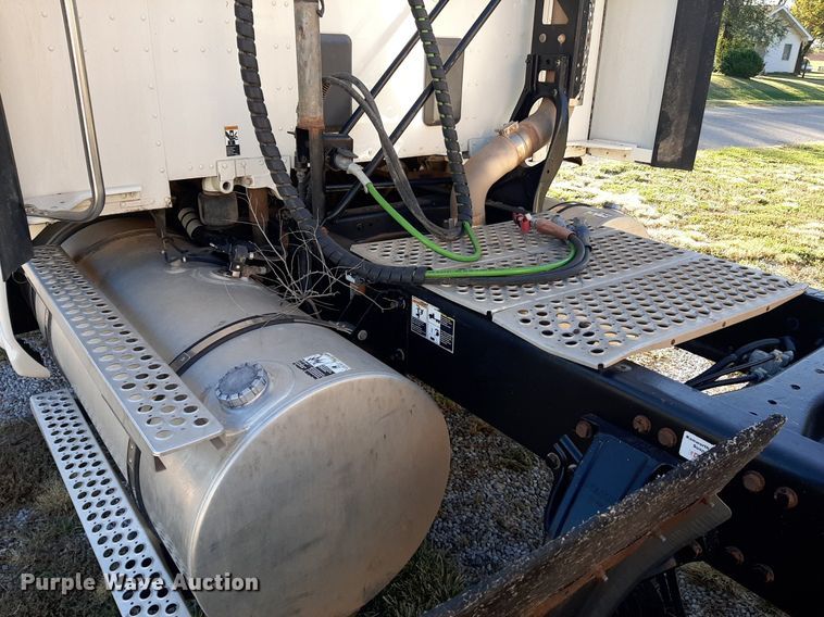 image for item DO3139 2015 Kenworth T680  semi truck