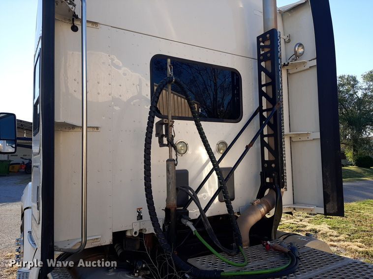 image for item DO3139 2015 Kenworth T680  semi truck