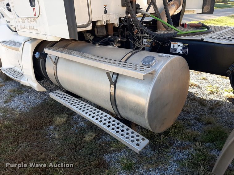 image for item DO3139 2015 Kenworth T680  semi truck