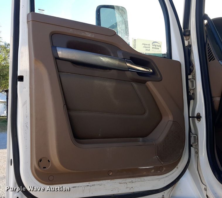 image for item DO3139 2015 Kenworth T680  semi truck