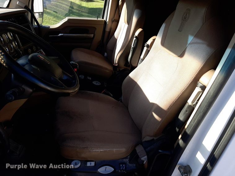 image for item DO3139 2015 Kenworth T680  semi truck