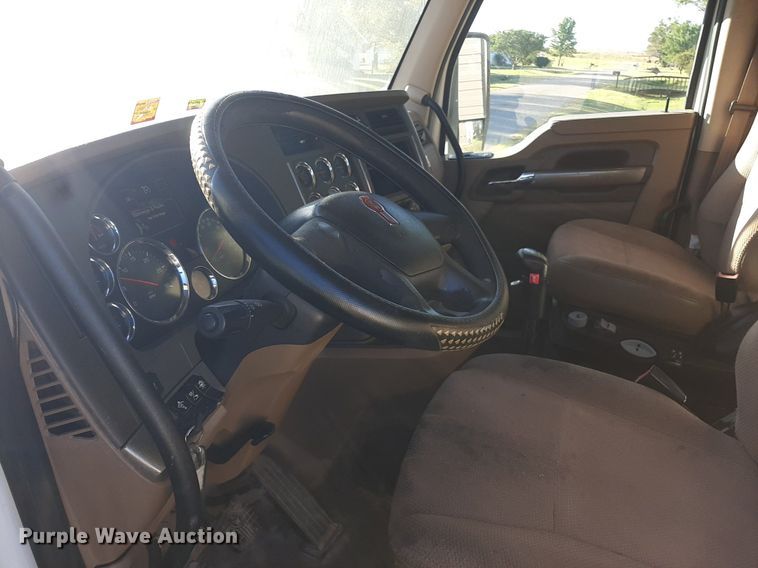 image for item DO3139 2015 Kenworth T680  semi truck