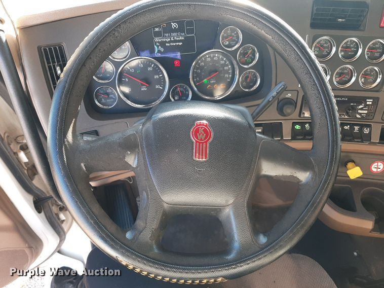 image for item DO3139 2015 Kenworth T680  semi truck