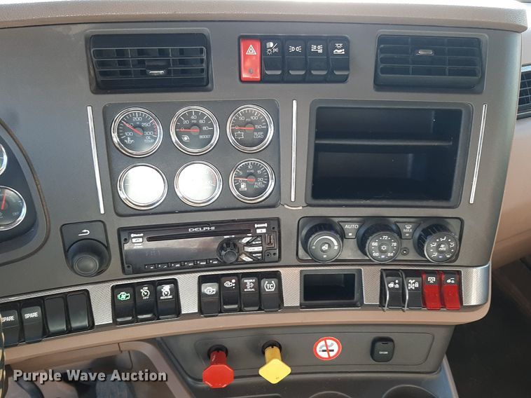 image for item DO3139 2015 Kenworth T680  semi truck