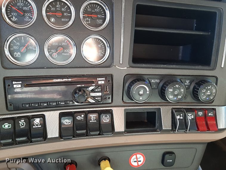 image for item DO3139 2015 Kenworth T680  semi truck