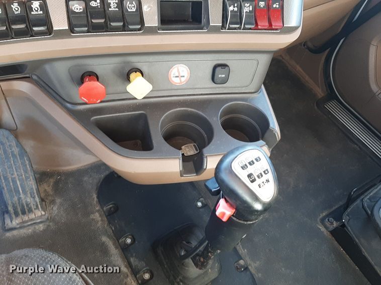 image for item DO3139 2015 Kenworth T680  semi truck