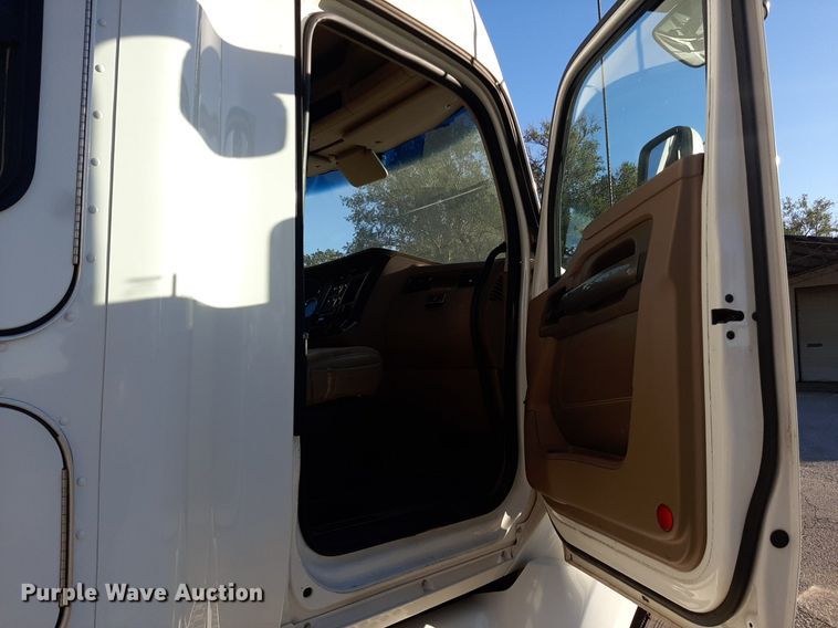 image for item DO3139 2015 Kenworth T680  semi truck