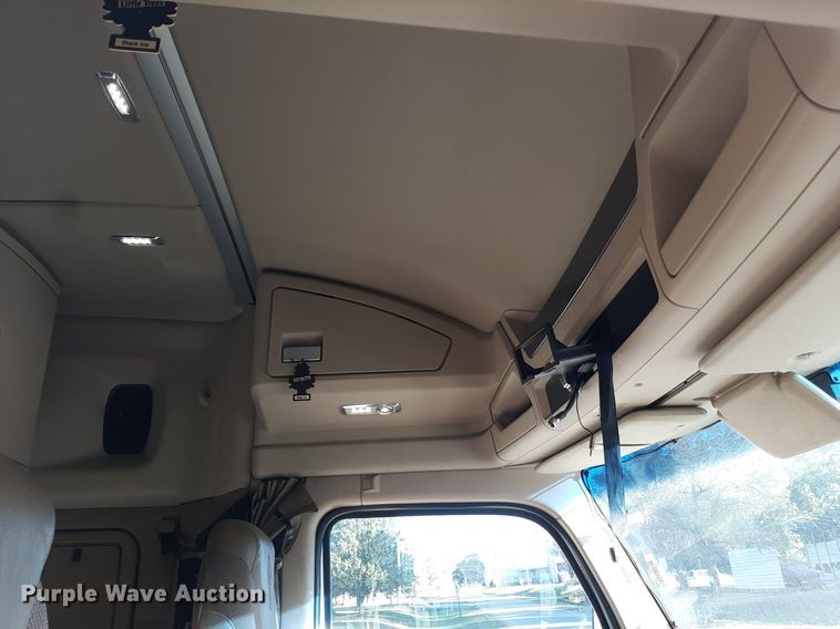 image for item DO3139 2015 Kenworth T680  semi truck