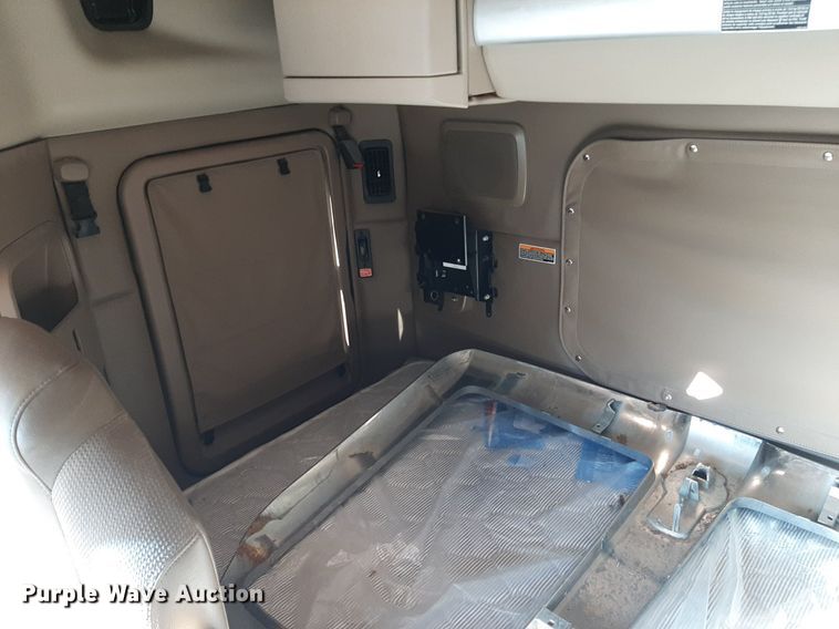 image for item DO3139 2015 Kenworth T680  semi truck