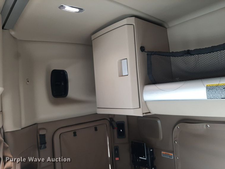 image for item DO3139 2015 Kenworth T680  semi truck