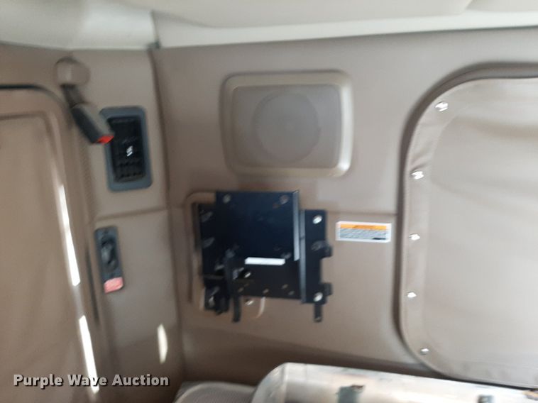 image for item DO3139 2015 Kenworth T680  semi truck