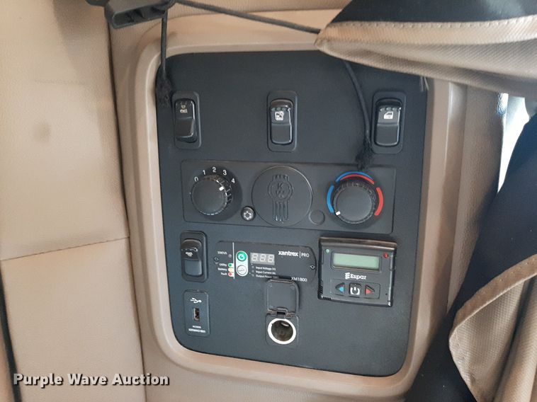 image for item DO3139 2015 Kenworth T680  semi truck