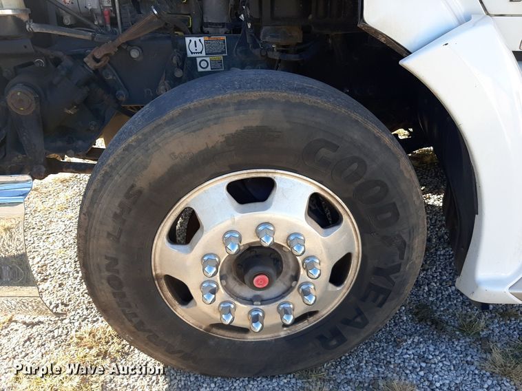 image for item DO3139 2015 Kenworth T680  semi truck