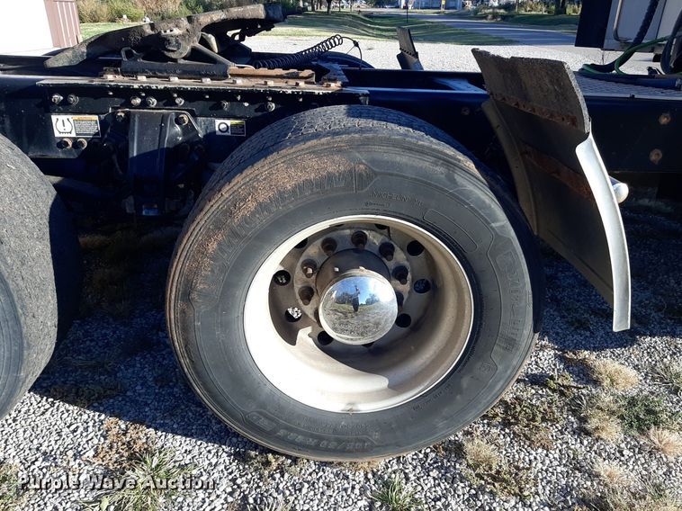 image for item DO3139 2015 Kenworth T680  semi truck