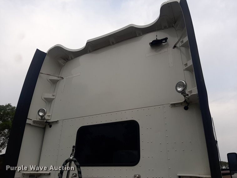 image for item DO3140 2015 Kenworth T680  semi truck