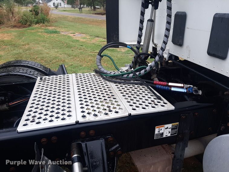 image for item DO3140 2015 Kenworth T680  semi truck