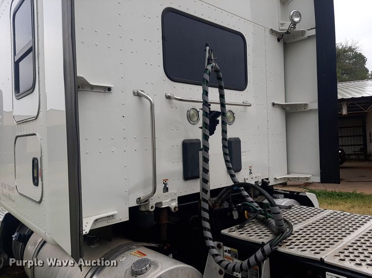 image for item DO3140 2015 Kenworth T680  semi truck