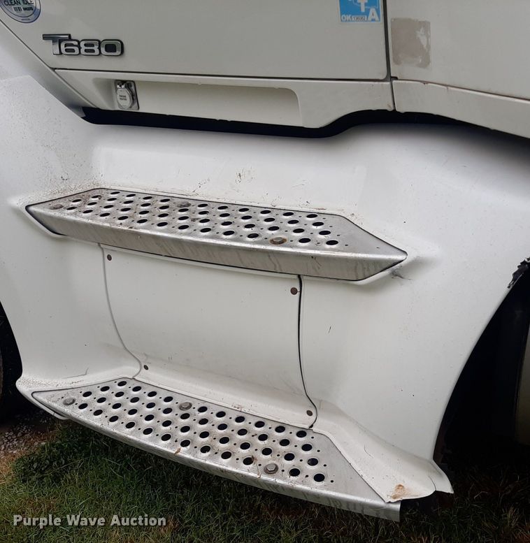 image for item DO3140 2015 Kenworth T680  semi truck