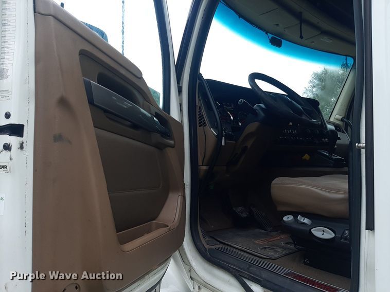 image for item DO3140 2015 Kenworth T680  semi truck