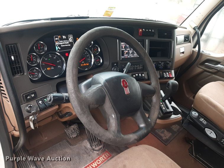 image for item DO3140 2015 Kenworth T680  semi truck