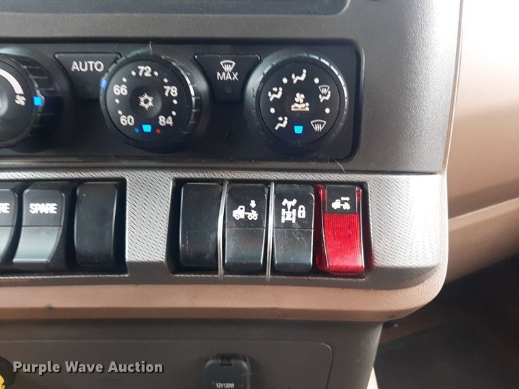 image for item DO3140 2015 Kenworth T680  semi truck