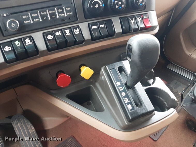 image for item DO3140 2015 Kenworth T680  semi truck