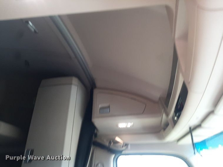 image for item DO3140 2015 Kenworth T680  semi truck