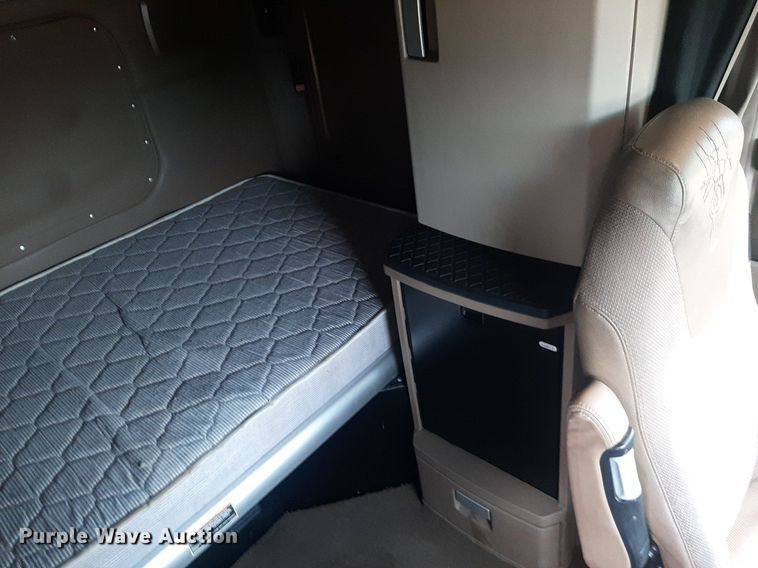 image for item DO3140 2015 Kenworth T680  semi truck