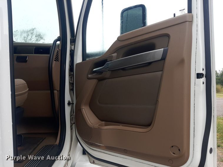 image for item DO3140 2015 Kenworth T680  semi truck