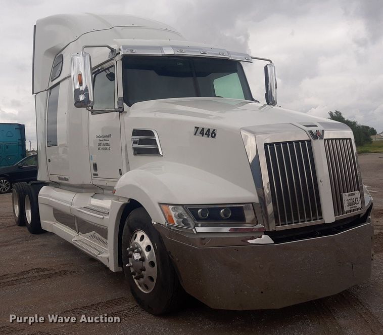 image for item DO3141 2016 Western Star 5700  semi truck