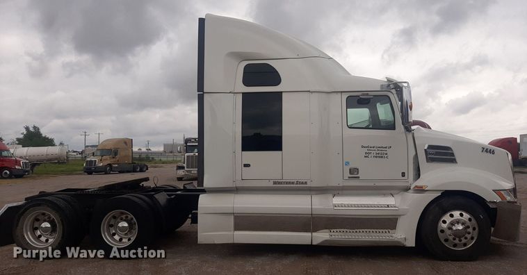 image for item DO3141 2016 Western Star 5700  semi truck