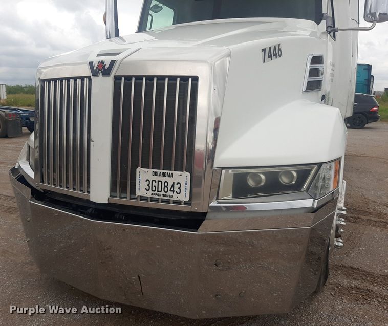 image for item DO3141 2016 Western Star 5700  semi truck