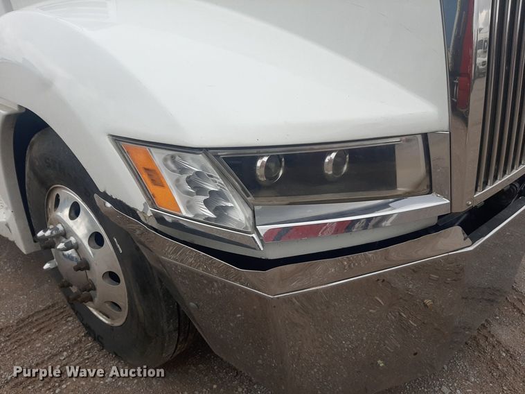 image for item DO3141 2016 Western Star 5700  semi truck