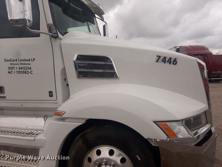 image for item DO3141 2016 Western Star 5700  semi truck