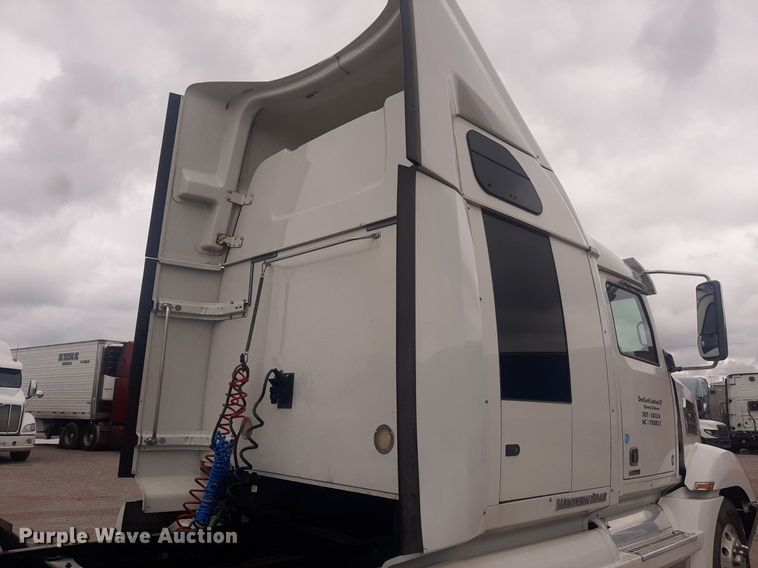 image for item DO3141 2016 Western Star 5700  semi truck