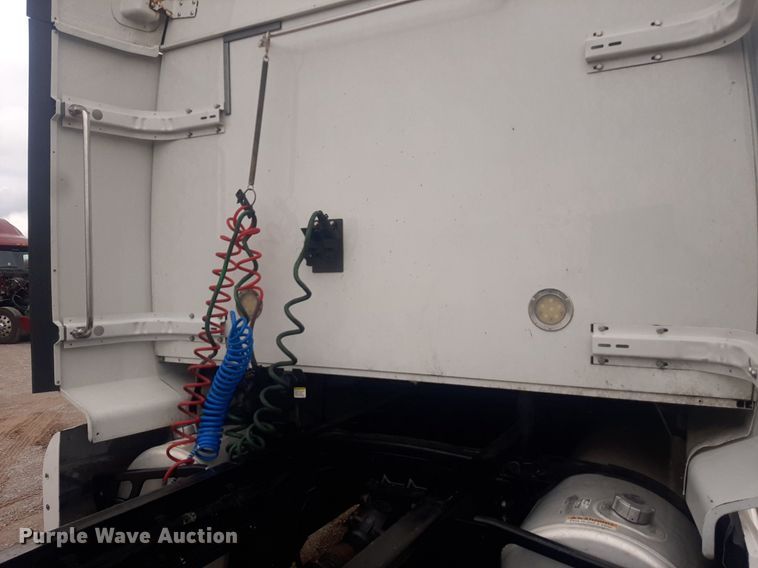 image for item DO3141 2016 Western Star 5700  semi truck