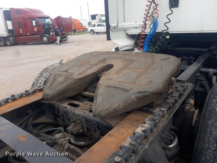 image for item DO3141 2016 Western Star 5700  semi truck