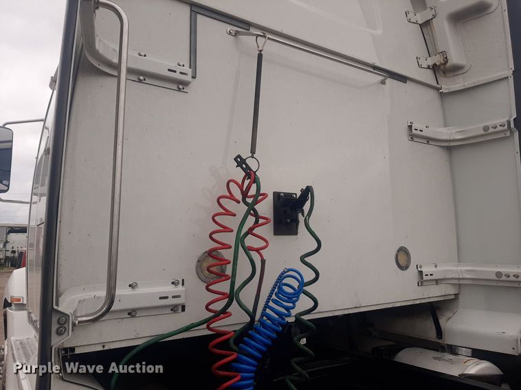 image for item DO3141 2016 Western Star 5700  semi truck