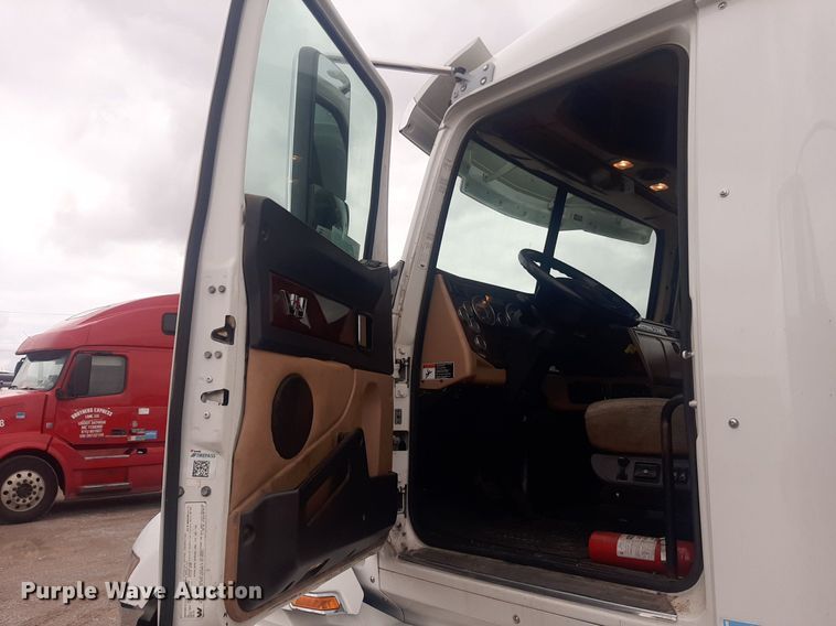 image for item DO3141 2016 Western Star 5700  semi truck