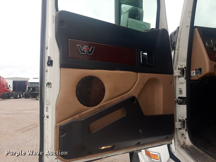 image for item DO3141 2016 Western Star 5700  semi truck