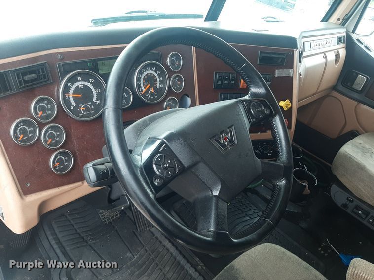 image for item DO3141 2016 Western Star 5700  semi truck