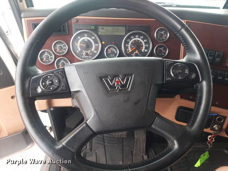 image for item DO3141 2016 Western Star 5700  semi truck