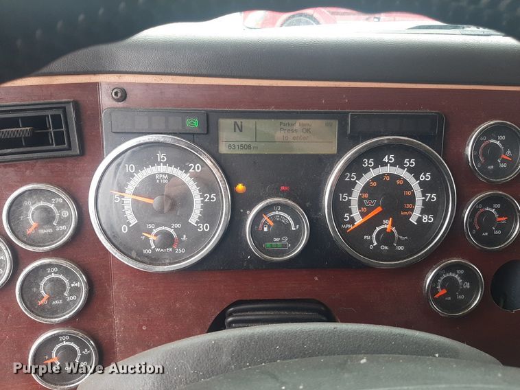 image for item DO3141 2016 Western Star 5700  semi truck